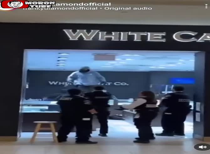Video :An intrepid security guard from Ontario catches a jewelry store burglar with a hammer